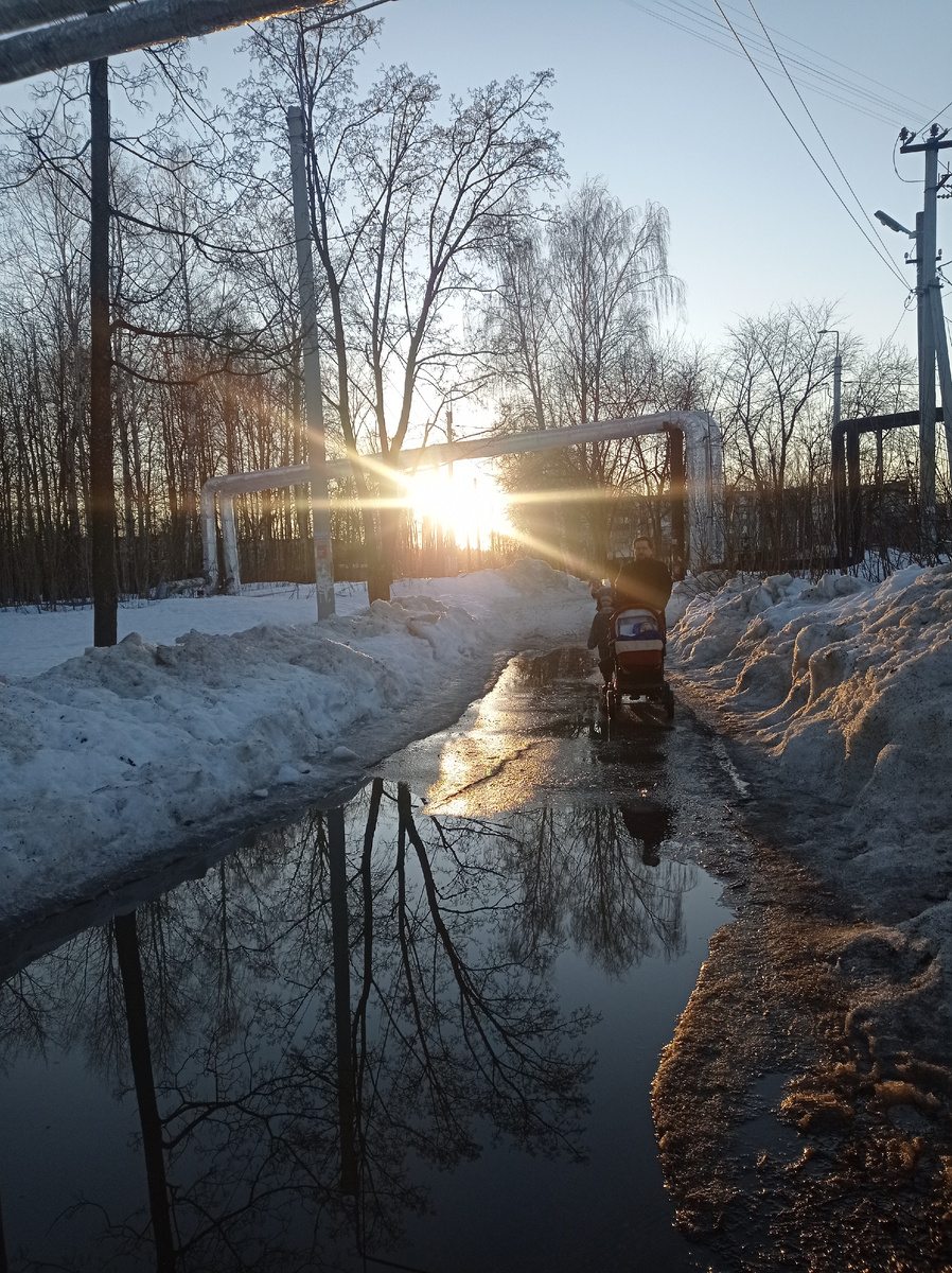 Идём после службы вечерней домой