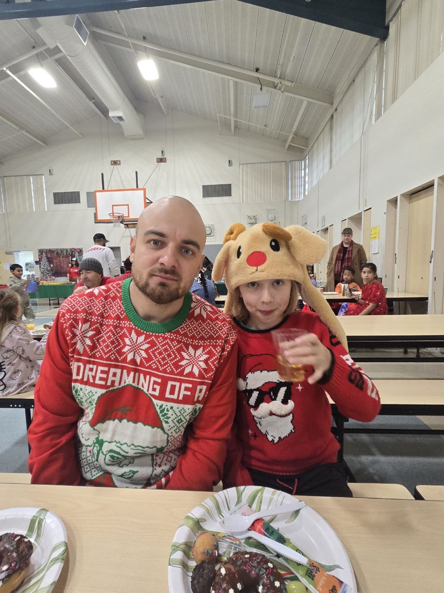 В школе Левы на рождественском завтраке с Сантой.