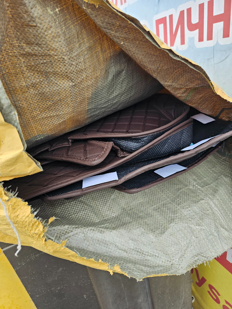 Коврик пришел в полиэтиленовом мешке сложенный пополам