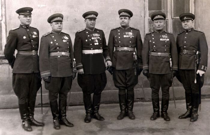 офицеры в брюках Галифе