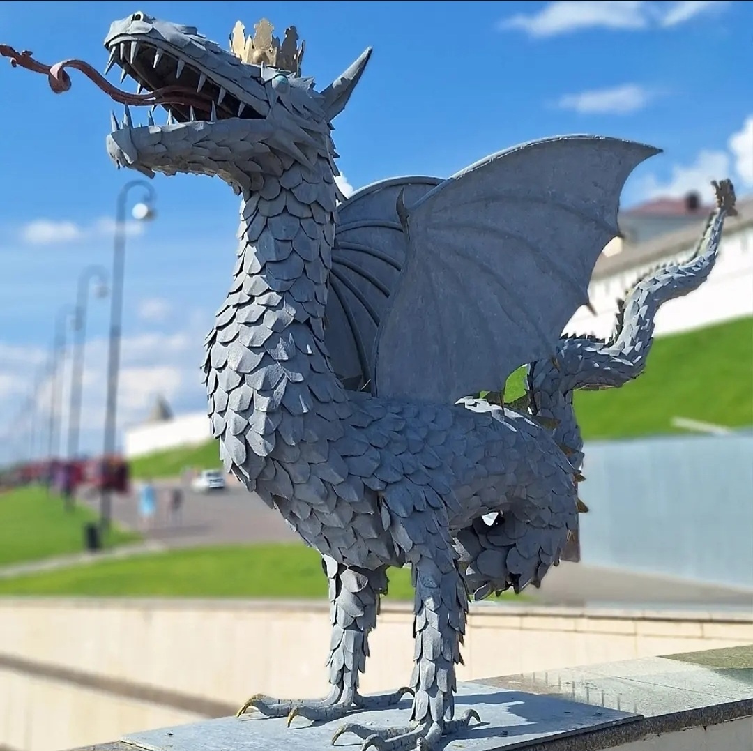 У кремля, на выходе из метро расположен памятник дракону Зиланту. Зилант является официальным символом Казани, изображенным на гербе. Ориентир: возле выхода со станции метро «Кремлевская» на пешеходной улице Баумана.