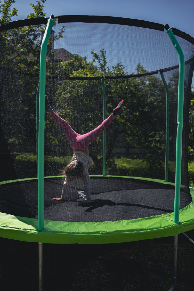 Дочка на батуте