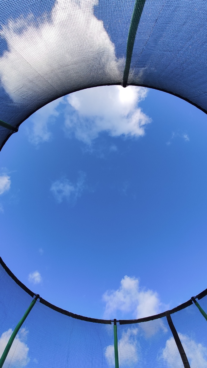 И позагорать на нём можно)