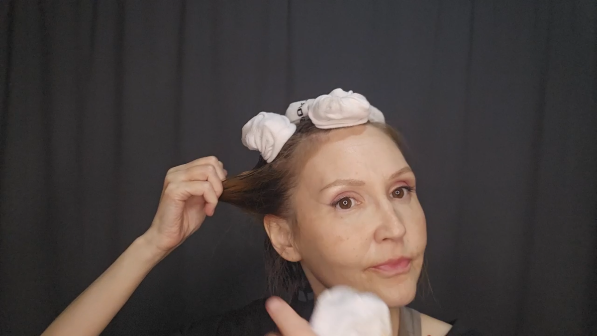 На чистые влажные волосы, обработанные сухим лаком, накручиваю носки моего мужа. в последнее время ношу такие локоны (фото в конце).