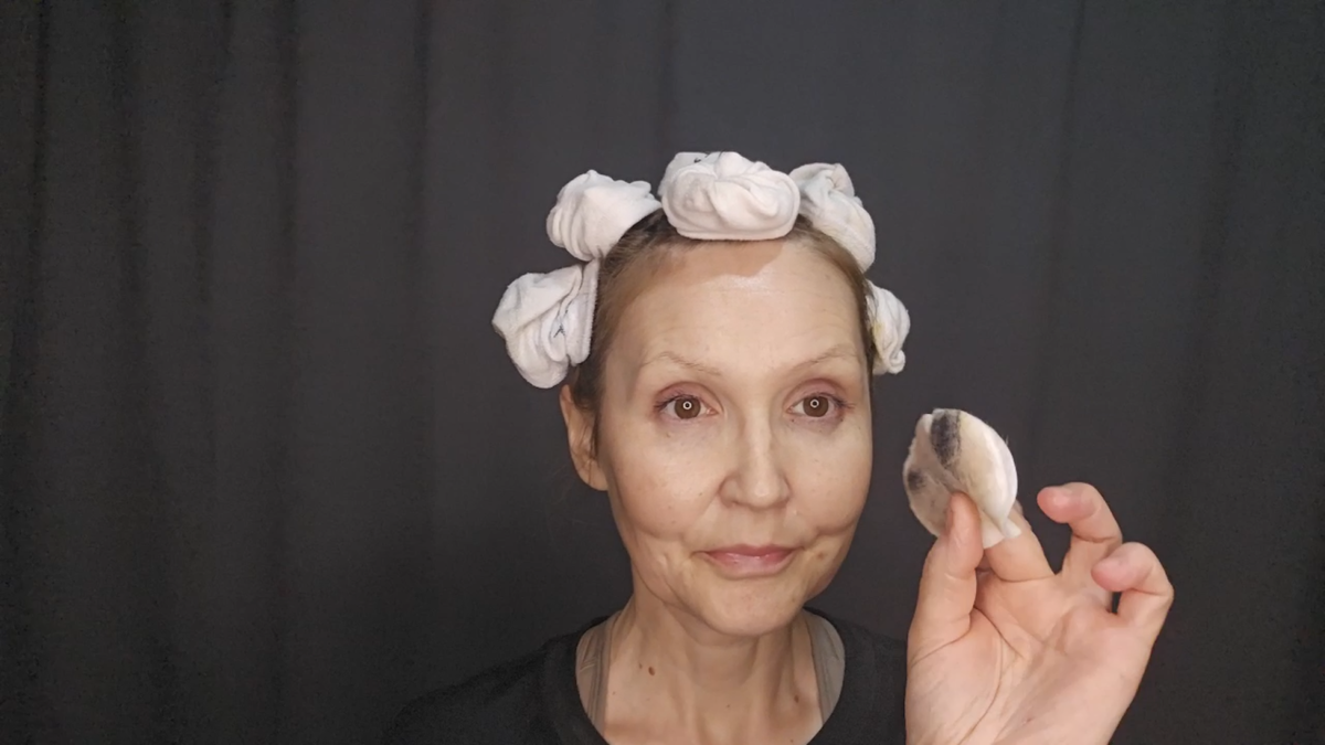 Сначала снимаю макияж мицеллярной водой. Она вытягивает всю водостойкую косметику, силиконы из кожи. А потом нужно просто умыться пенкой.