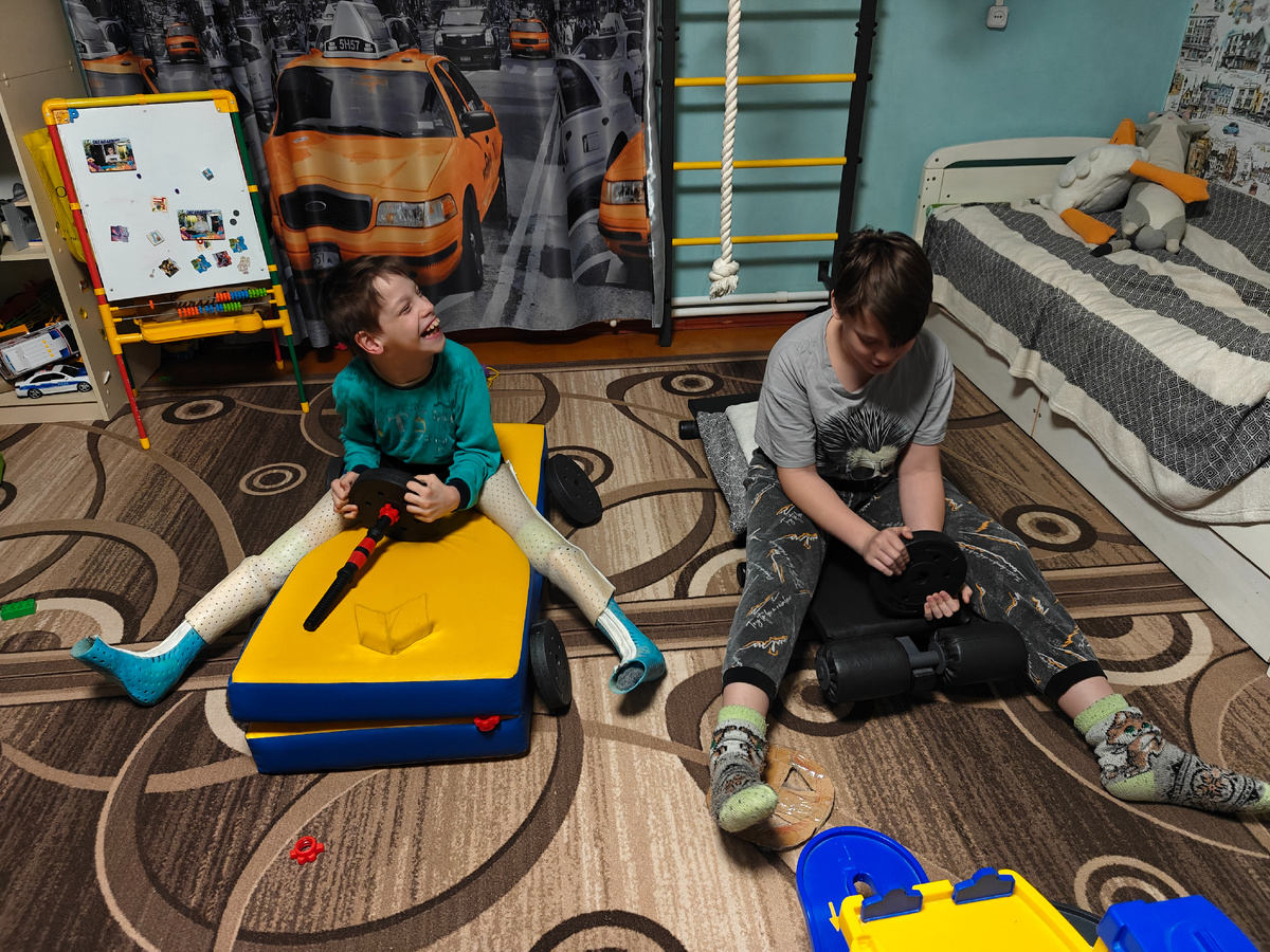 Арсений едет на Ладе Ларгусе, Сëма на Шкоде Суперб - автогонки. Сеня придумал. 