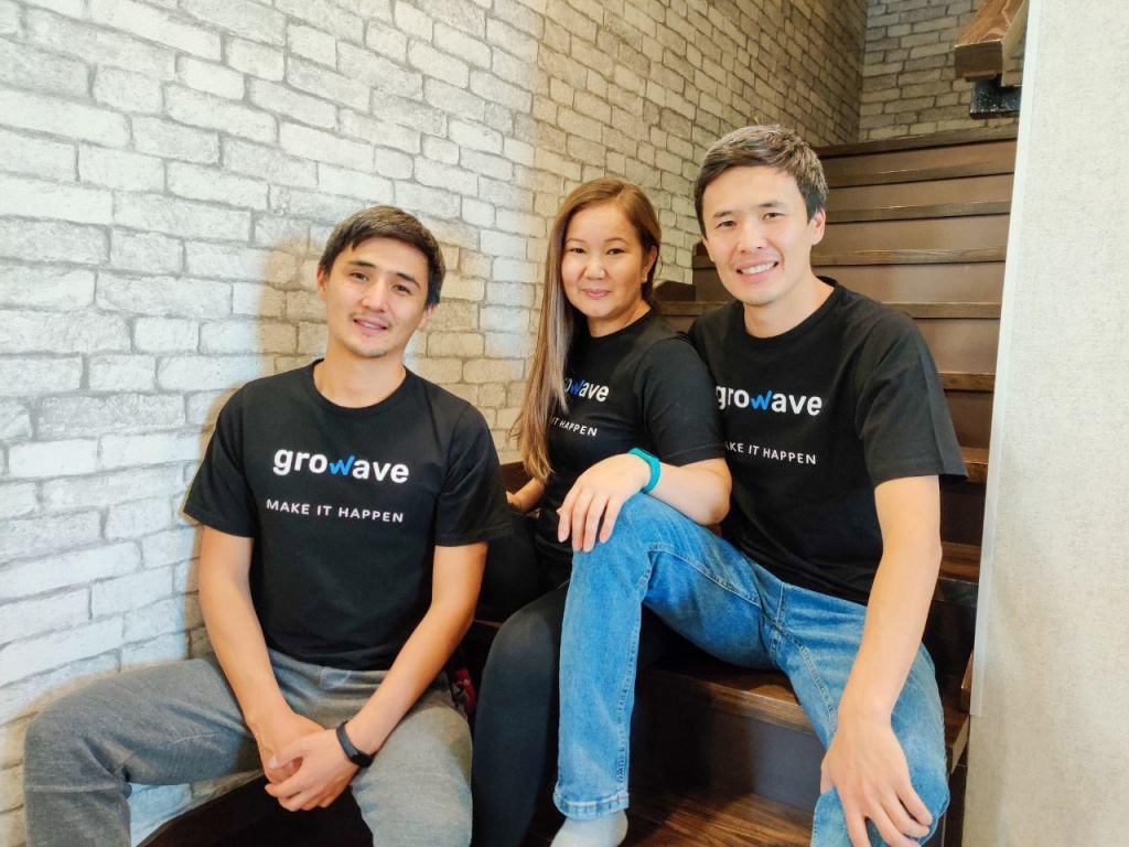    На фотографии справа Эльдар Галиев с женой Мунарой и братом Эрмеком Галиевым.