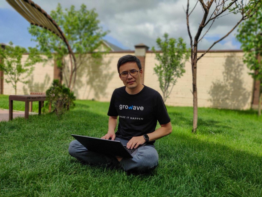 «В моей жизни были моменты, когда я всерьез подумывал о переезде за границу. Решающим фактором стало осознание того, что многие близкие мне люди живут в Кыргызской Республике. Это нужно ценить. Поэтому я и остался здесь», – Эльдар Галиев.
