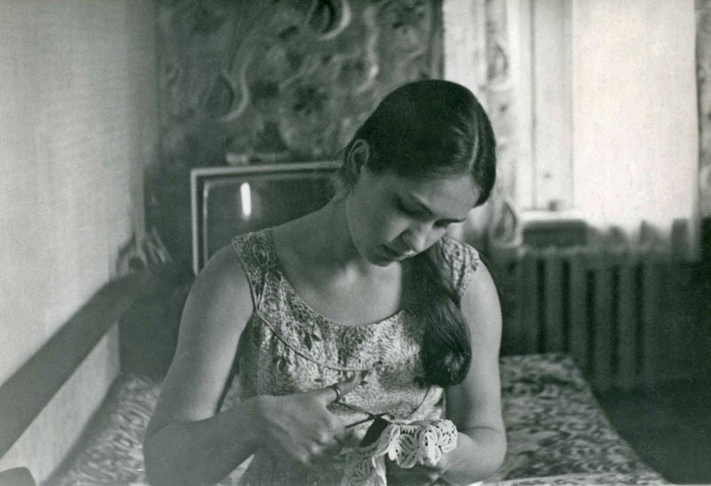 "Дочь за шитьем", 1970 год. Фото: В.Скворцов.
