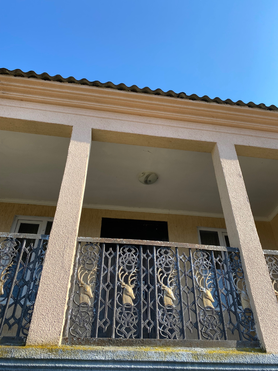  Так красиво оформлены перила оленями