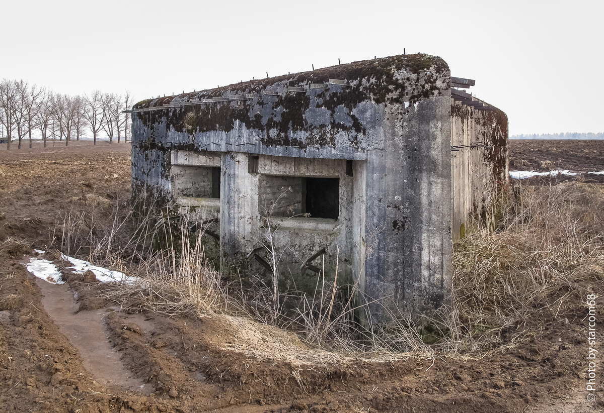АПК 041. На дальнем плане лорога от которой я приковылял сюда в туфлях по раскисшей пашне
