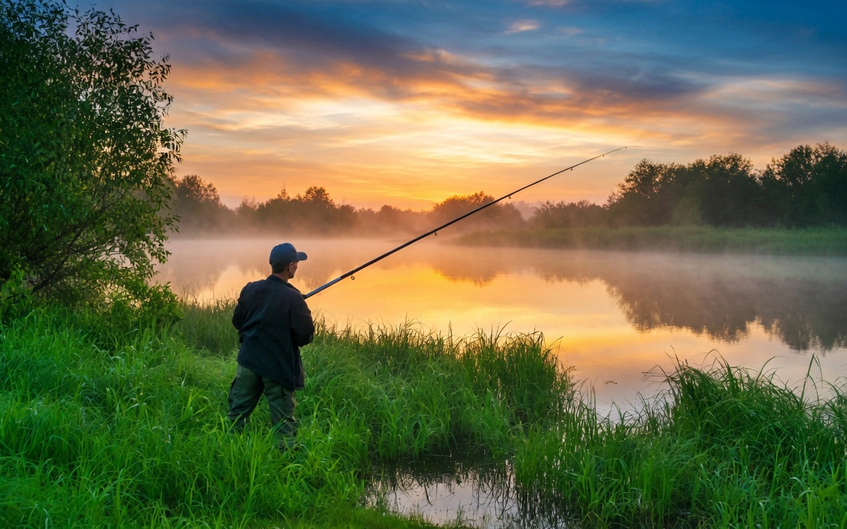 Рыболов с поплавочной удочкой
