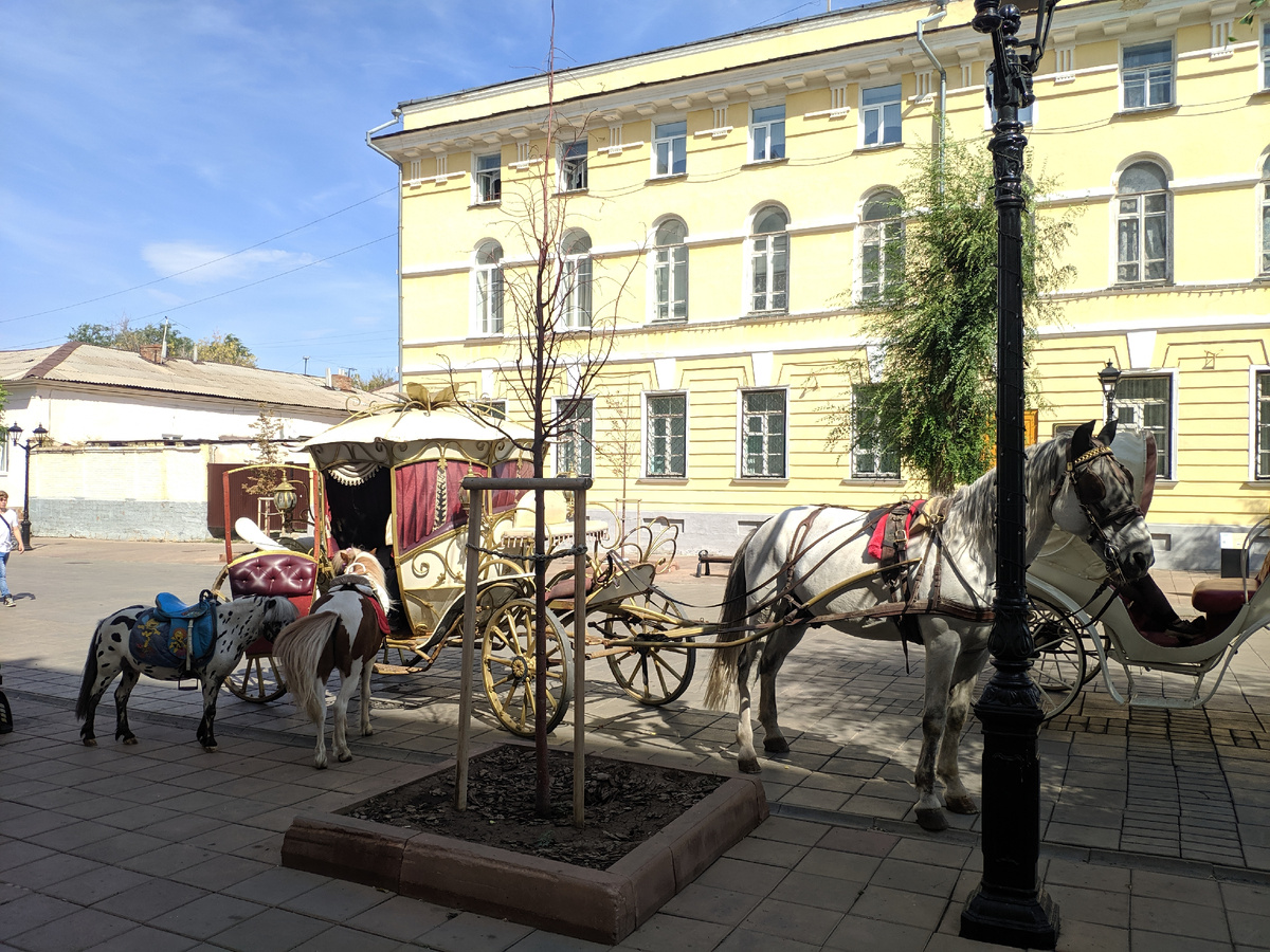 Мотайте фото кнопкой справа