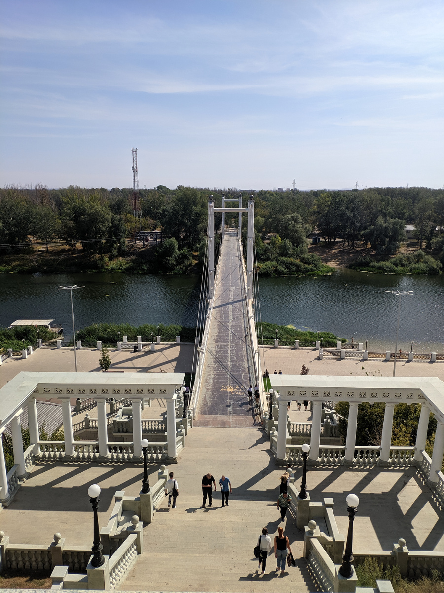 Мотайте фото кнопкой справа