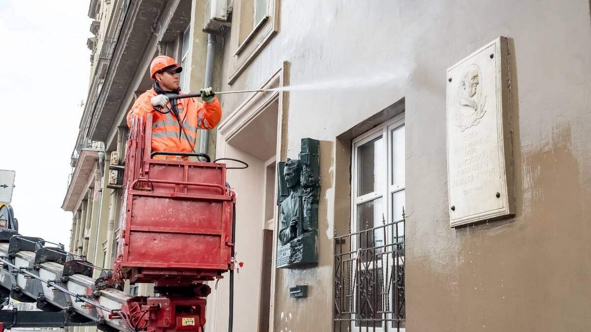    Сотрудник ГБУ «Жилищник» Обиджон Некбоев моет фасад дома на улице 1-я Тверская-Ямская. Для проведения работ задействовали вышки. На каждую многоэтажку в среднем уходит по два часа / Фото: Дмитрий Дубинский / Вечерняя Москва