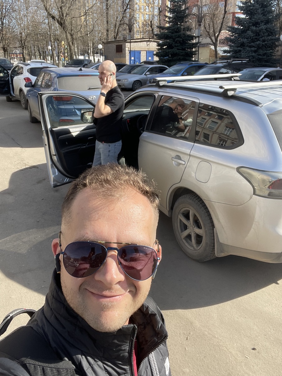 Какой-то лысый парень. А я с волосами!