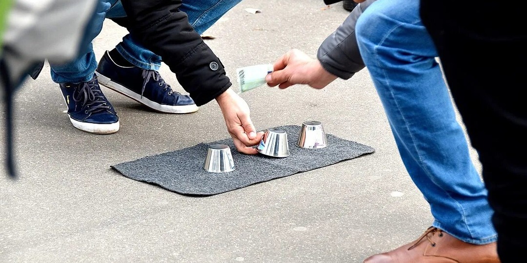 Кручу, верчу, запутать хочу. Игра в наперстки 90-е годы. Истории из тех времен