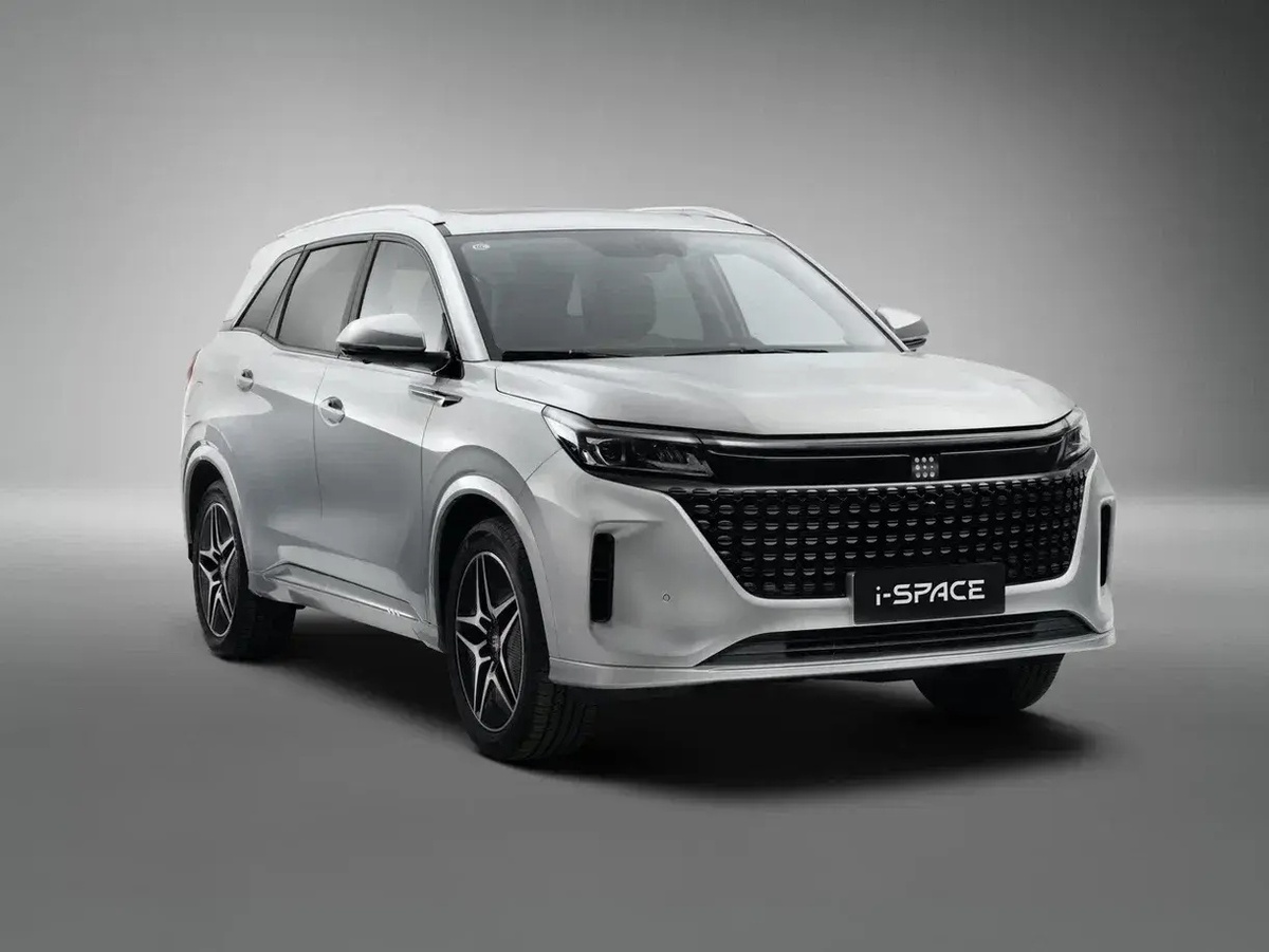    Гибридный кроссовер Evolute i-Space на дороге — лидер продаж бренда на российском авторынке в 2026 году