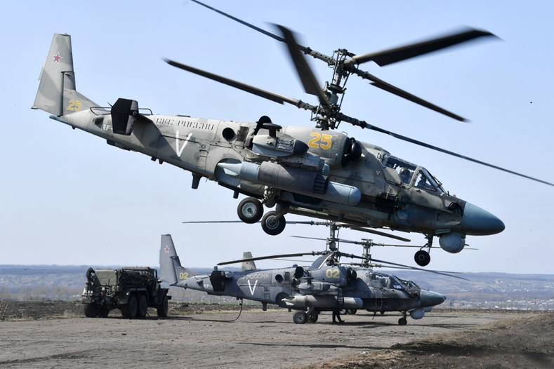 Вертолет Ка-52 взлетает с аэродрома базирования