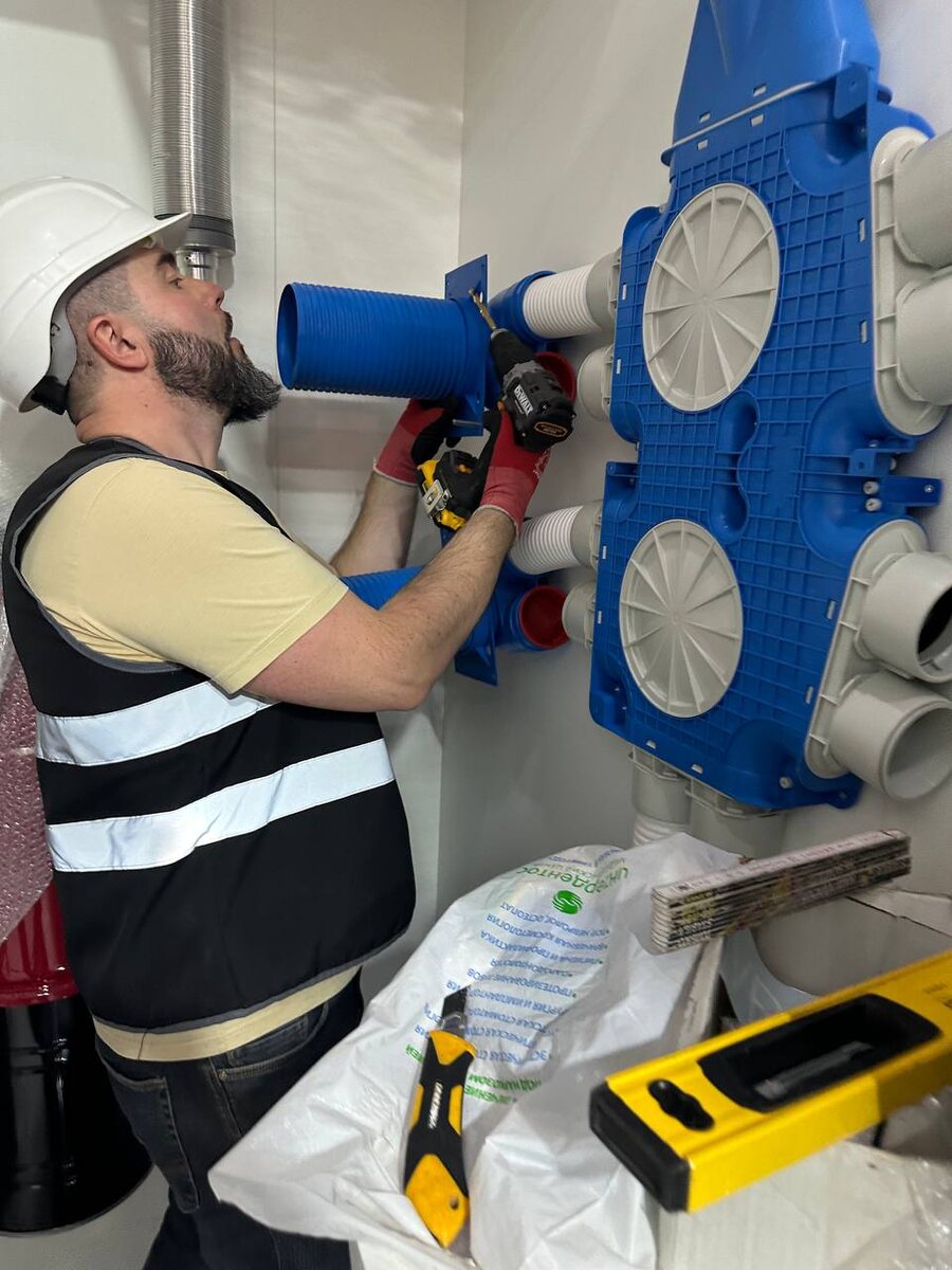 Руководитель компании Альфахоум - Сергей Ляшок за сборкой экспозиции Blizzard R3 