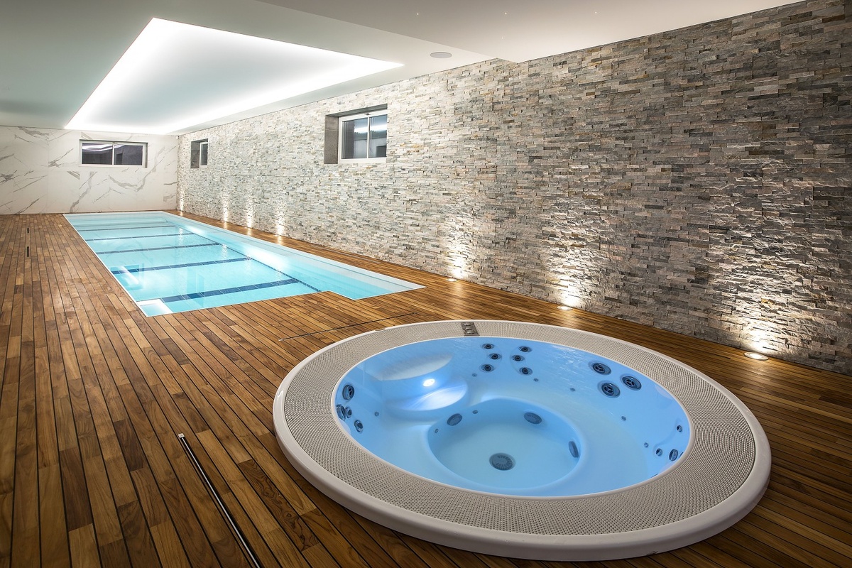 Переливной спа Jacuzzi Alimia Pro прекрасно дополняет плавательный бассейн загородного дома