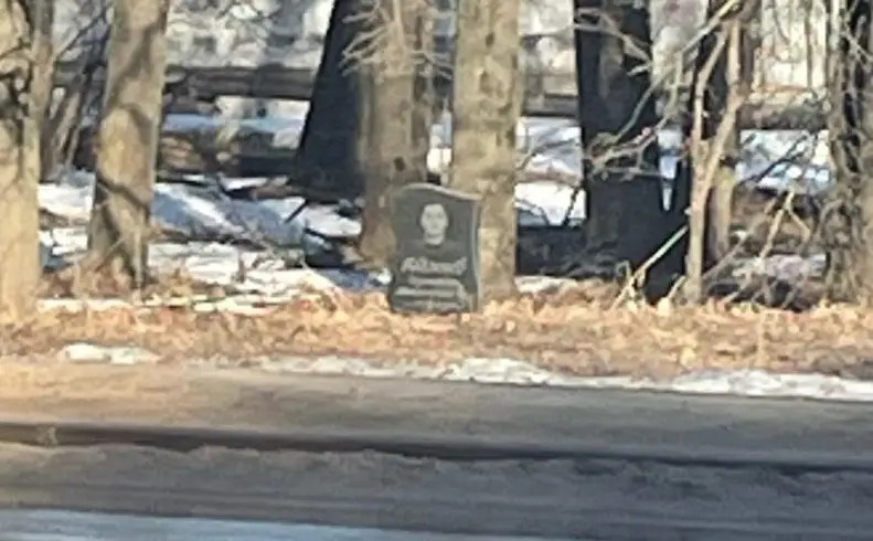 Могила на обочине городской улице: почему в Костроме 20 лет стоит надгробие у дороги, и возможно ли такое в Москве или Казани?