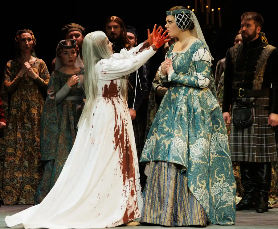    Сцена из спектакля "Лючия ди Ламмермур". Лючия - Эльвина Муллина. Фото: "Республика"/Михаил Никитин