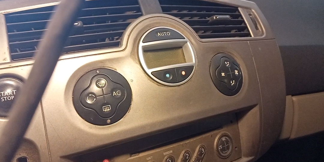 Где находится диагностический разъем на Рено Сценик 2.