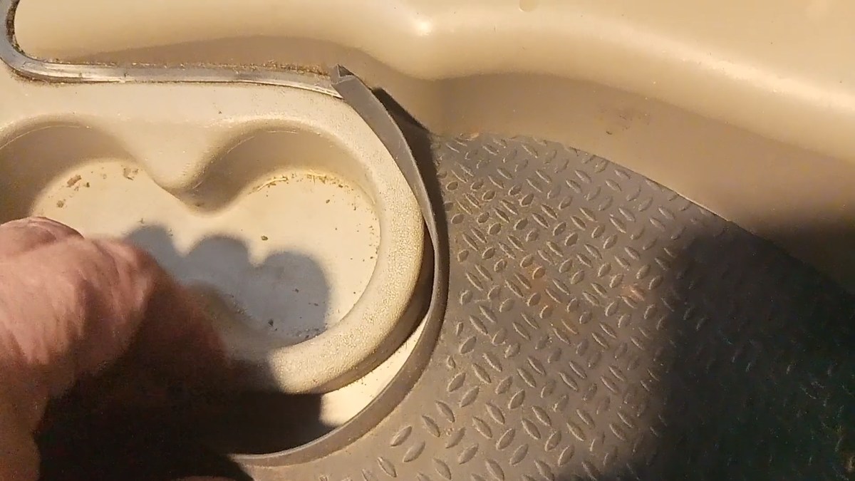 Теперь нашему взору открывается площадка где есть два углубления