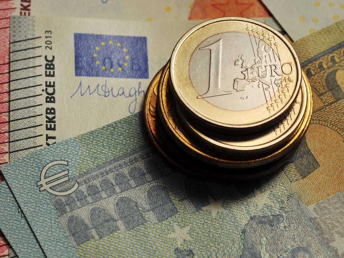    "Монета номиналом 1 евро и банкноты евро различного номинала© РИА Новости . Алексей Сухоруков