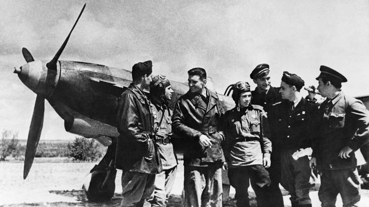 Летчики полка Нормандия-Неман, май 1944 года // Фото из открытых источников