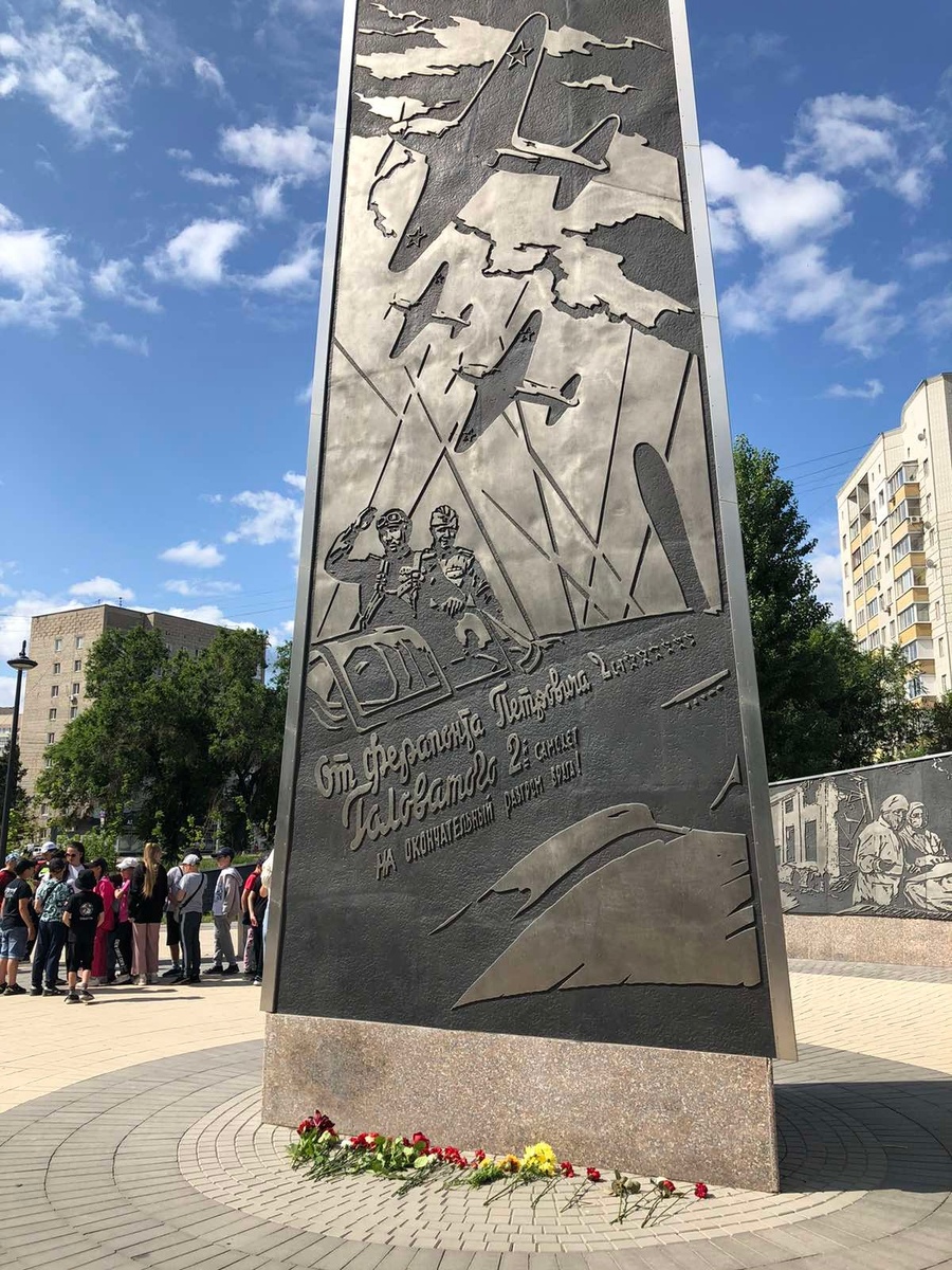 Возложение цветов к мемориальному комплексу посвещенному Великой Отечественной войне 
