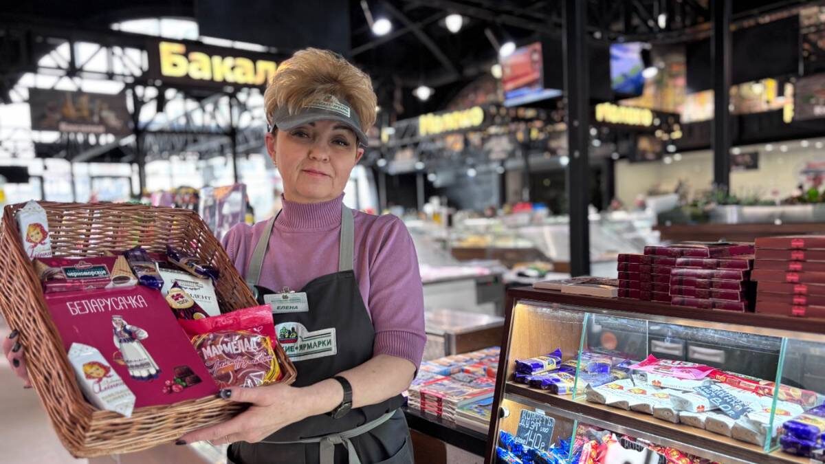    Продавец белорусской продукции Елена Дугина собрала сладкий набор / Фото: Василиса Чернявская / Вечерняя Москва