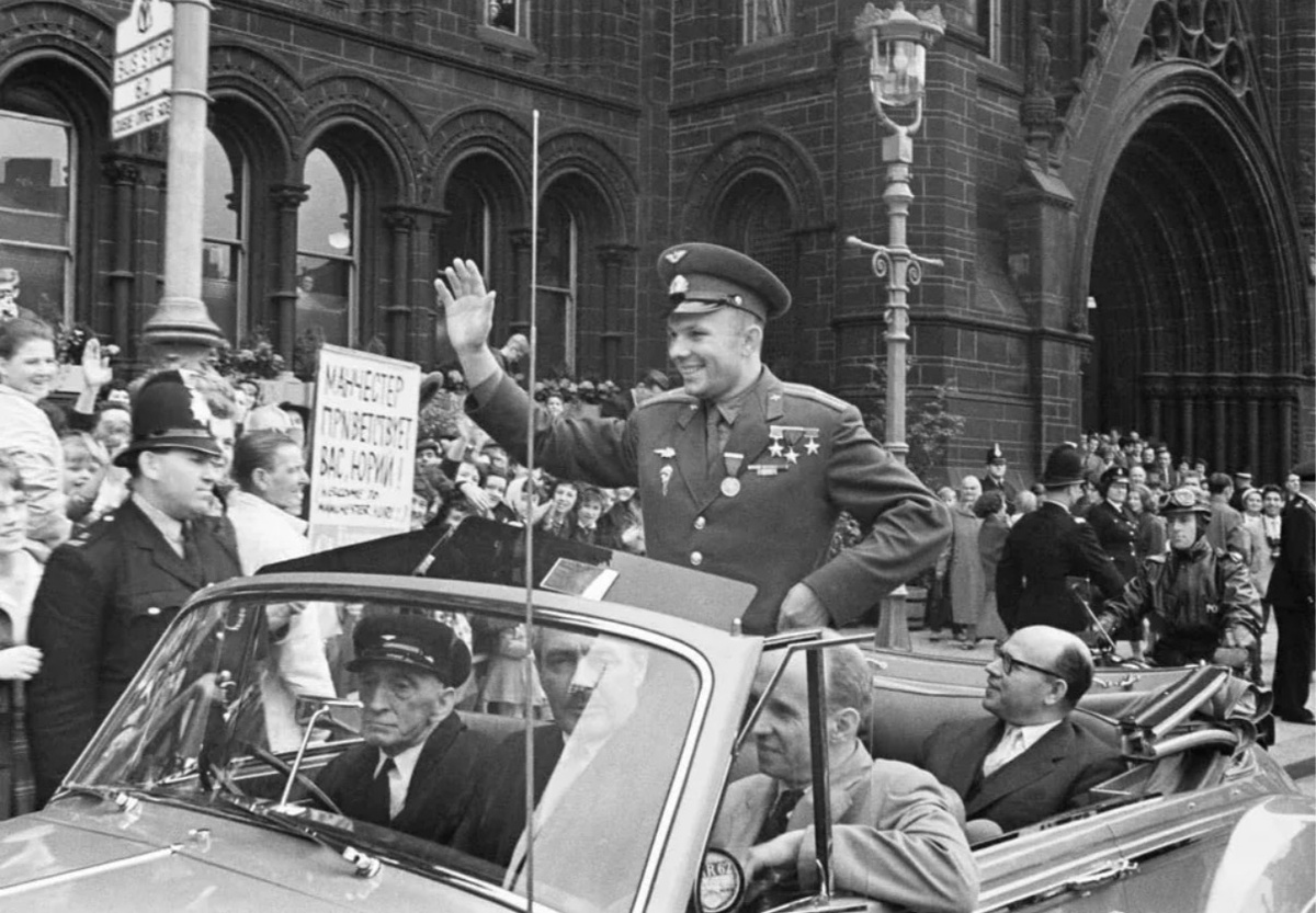 Юрий Гагарин во время визита в Великобританию