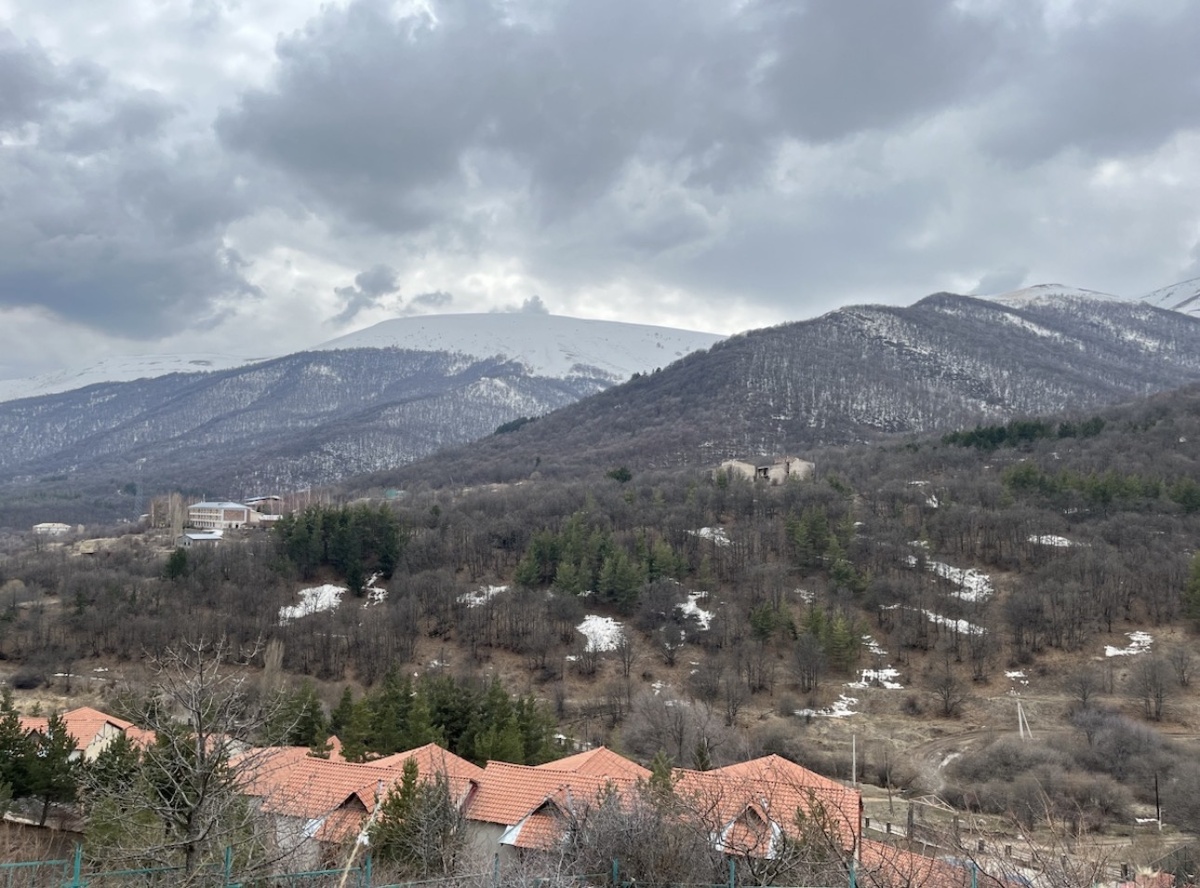 Горы, тишина и где-то там внизу — Агверан. Весна сюда приходит немного позже, но зато какая она здесь красивая.