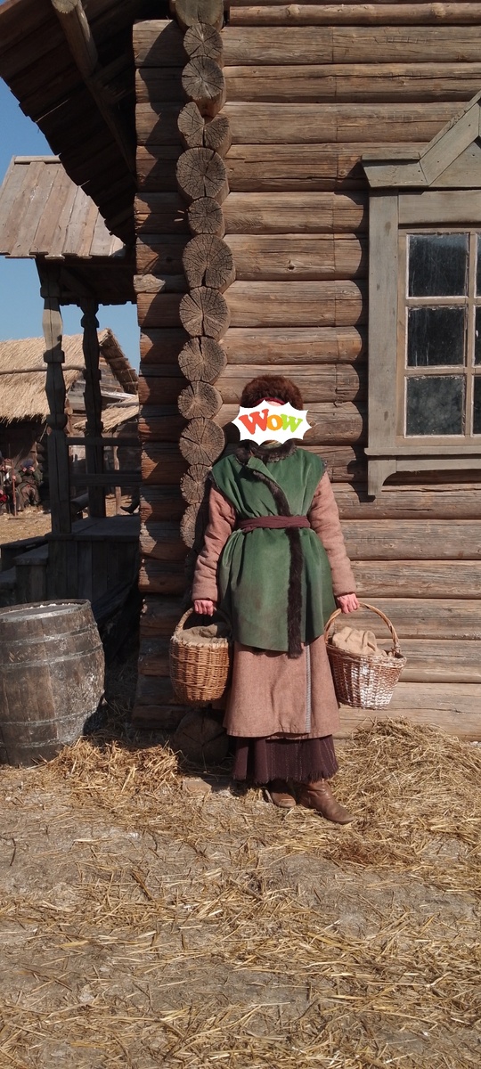 Корзина и бочка немного белые - остатки искусственного снега. 