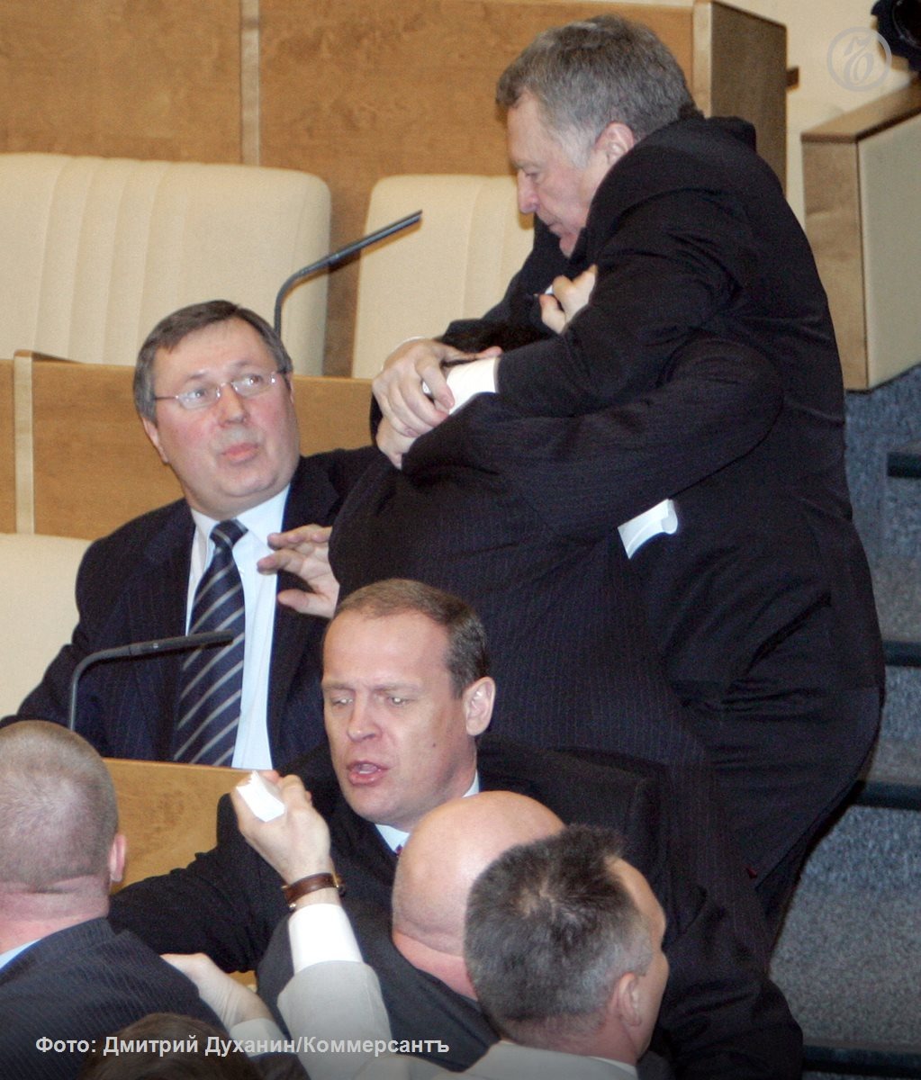 Заместитель председателя Государственной Думы России, лидер Либерально-демократической партии России (ЛДПР) Владимир Жириновский (справа) во время драки с заместителем координатора фракции "Родина", заместитель председателя Комитета Государственной Думы России по делам СНГ и связям с соотечественниками Андреем Савельевым на думском заседании