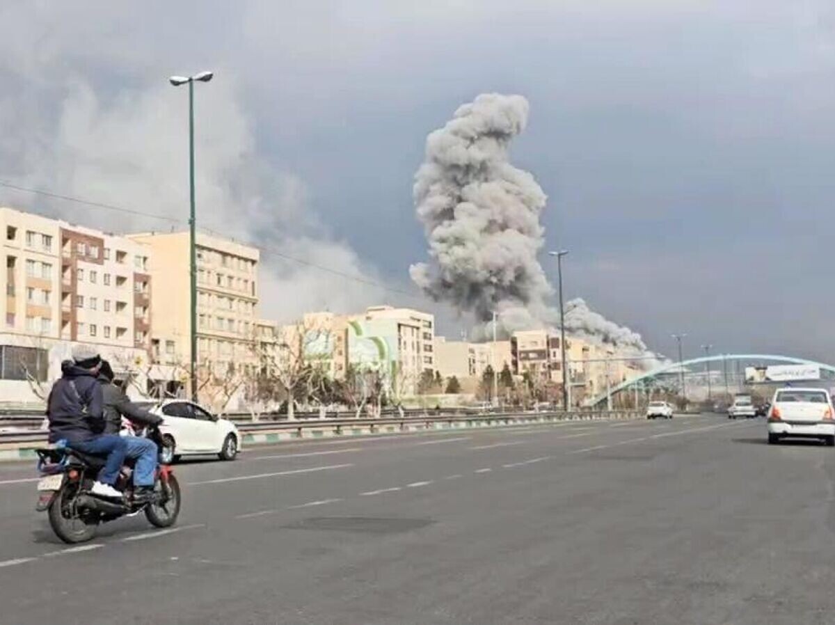    Дым на месте удара в Тегеране© РИА Новости