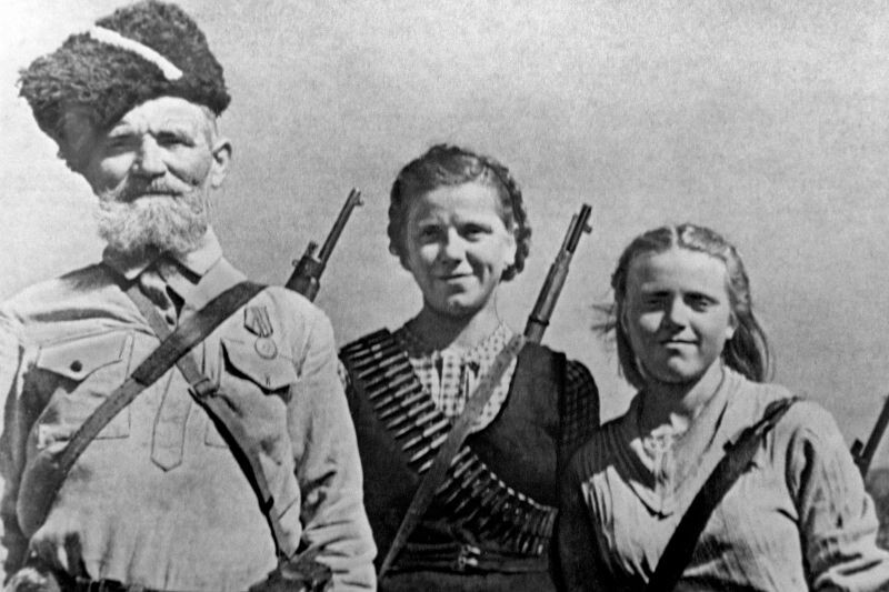 Семья партизан Рыдлевских в освобожденном селе Черея. Автор: Александр Становов