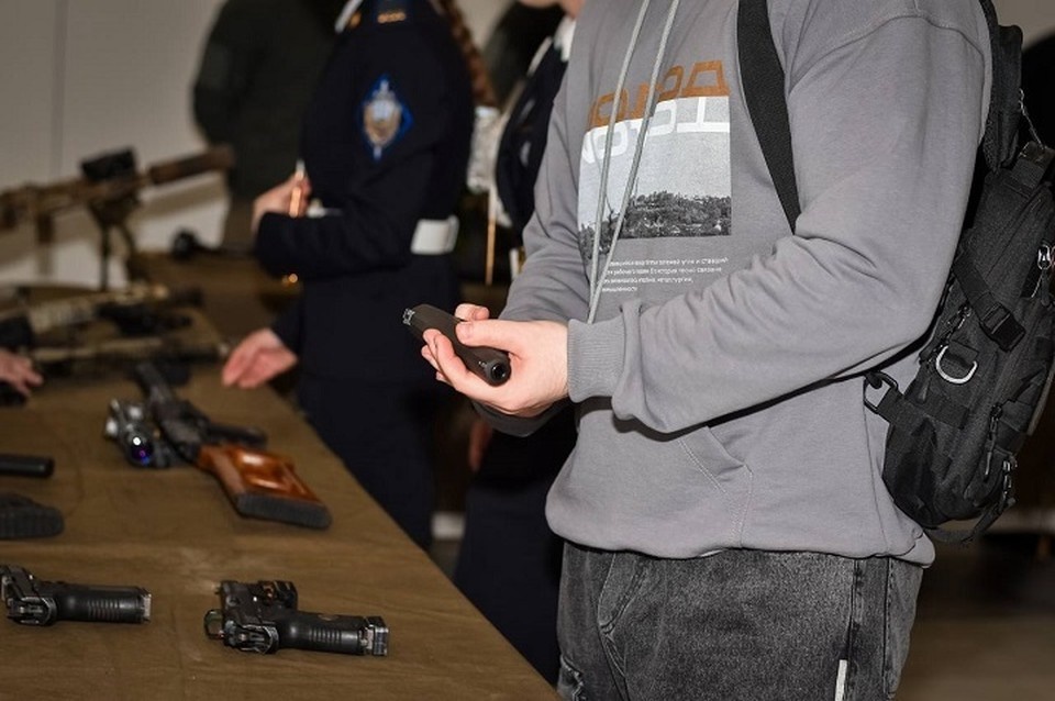   Молодежь ДНР познакомилась с работой спецслужб на выставке УФСБ. Фото: ТГ/Шимановский