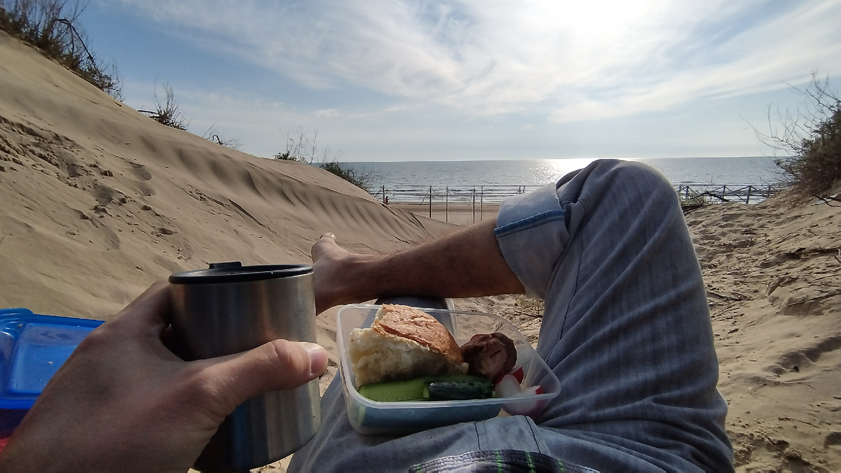 Автор созерцает море на пляже