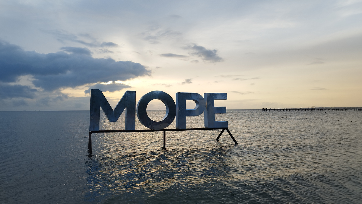 Надпись "Море" на пляже в Анапе