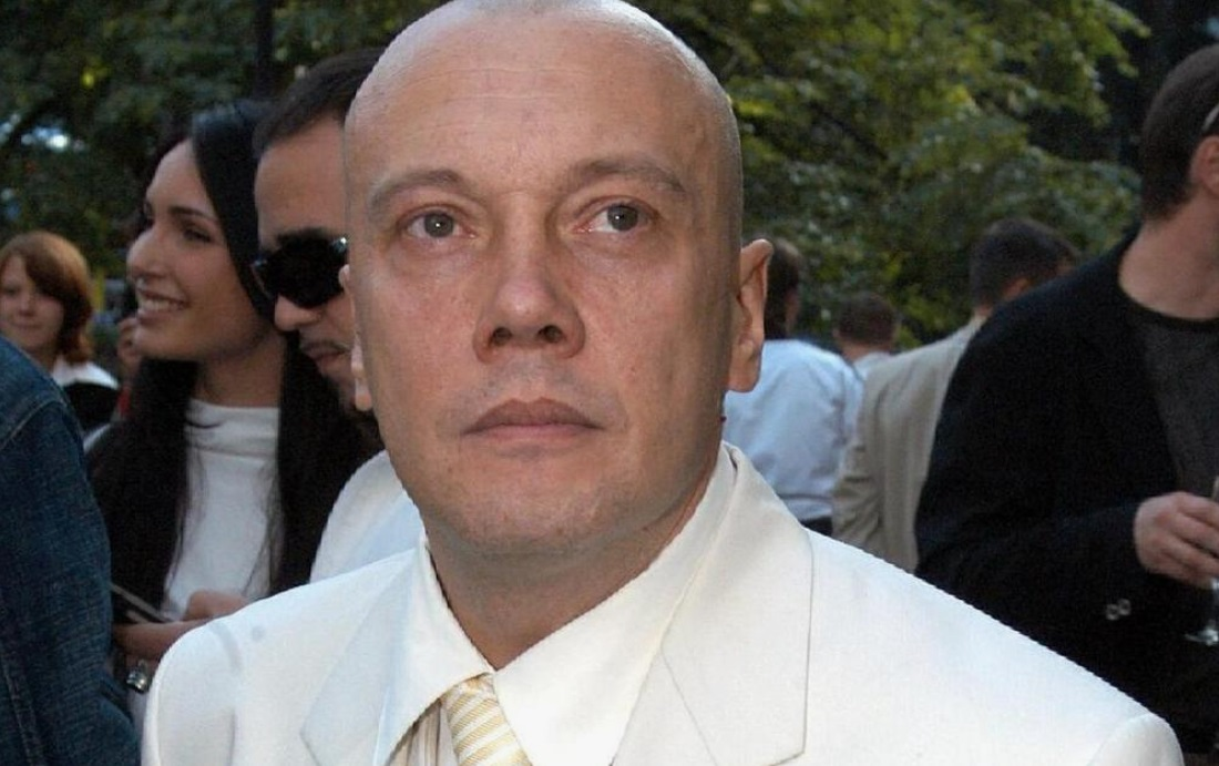 Комаров также известен как экскурсовод, мастер по изготовлению курительных трубок и преподаватель актерского мастерства.