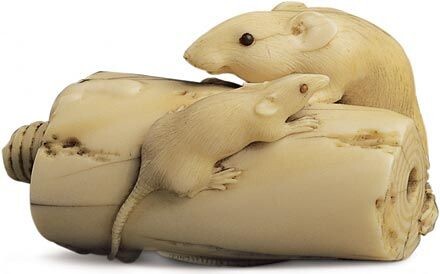 Крыса с крысенком на свече.Японское антикварное  нэцкэ, слоновая кость. 