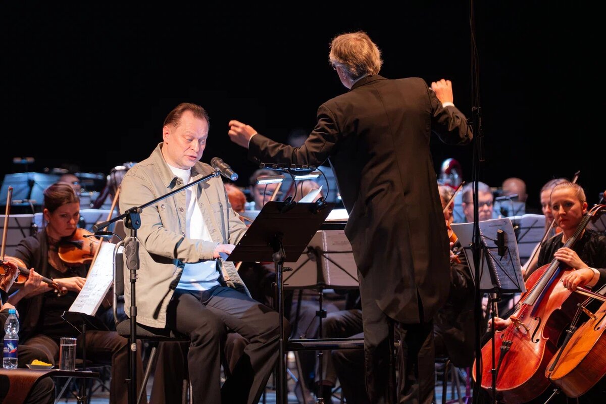 Анатолий Кот читает "Маленького принца". За дирижёрским пультом — заслуженный артист РФ Денис Кирпанёв. Фото предоставлено PR-службой концертной дирекции Телерадиоцентра "Орфей".