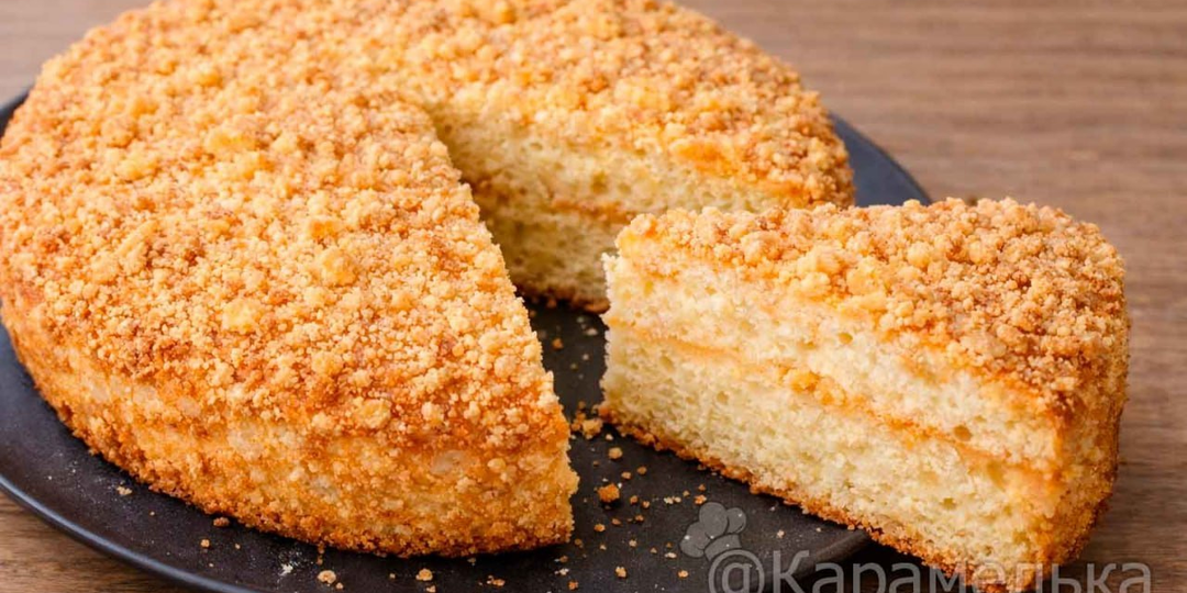 Этот сметанный пирог — из тех, что всегда получаются и исчезают со стола за вечер