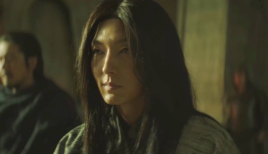 Сайя является Тагону после поражения. Он готов принять гнев Тагона и контролирует свою тревогу. Готов выдержать любой удар и видимо от этого на его лице сама по себе рисуется странная гримаса полувызова. Сайя здесь будто бы усмехается и даже расслаблен, хотя внутри напряжен. Он знает, что с Тагоном нельзя быть настоящим ни на секунду.