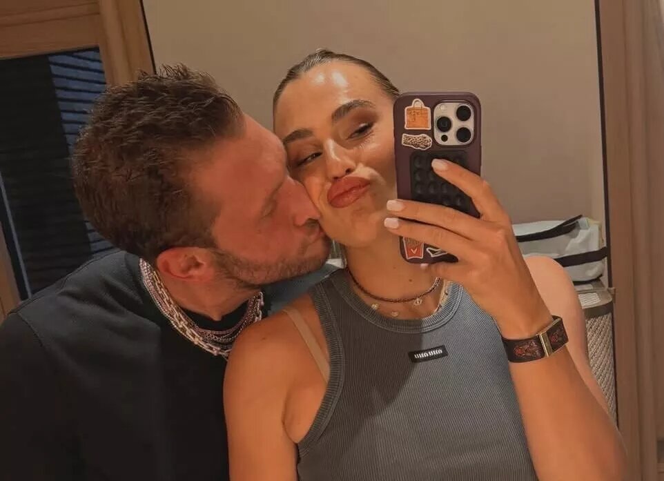    Арина Соболенко отмечает еще одну победу с женихом и крестницей