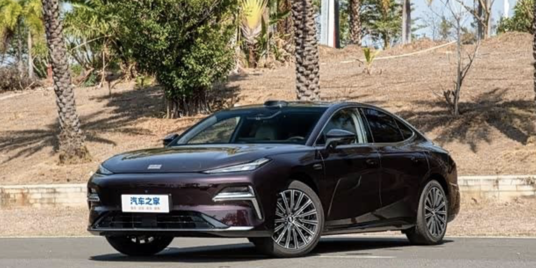 Geely Galaxy 8: 225 км на электричестве, лидар и 23 динамика — седан за 1,5 млн рублей, который хочется в Россию