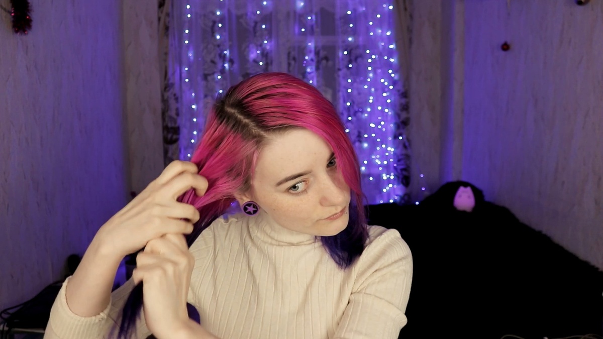 Наношу масло на волосы